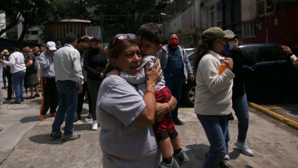 Un grupo de personas en la calle tras el terremoto de este lunes en México.