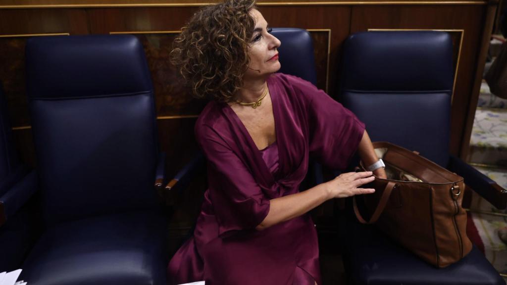 La ministra de Hacienda, María Jesús Montero, durante una sesión plenaria, en el Congreso de los Diputados