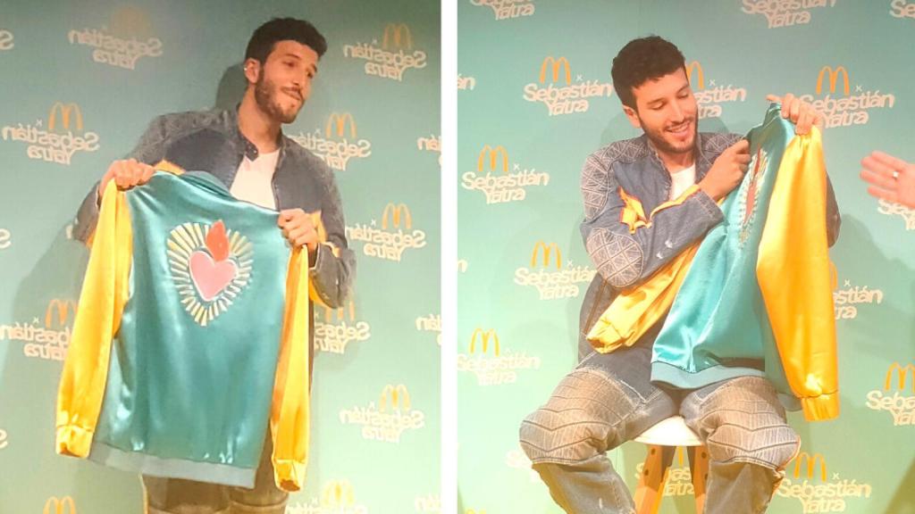 El cantante recibió una cazadora personalizada.
