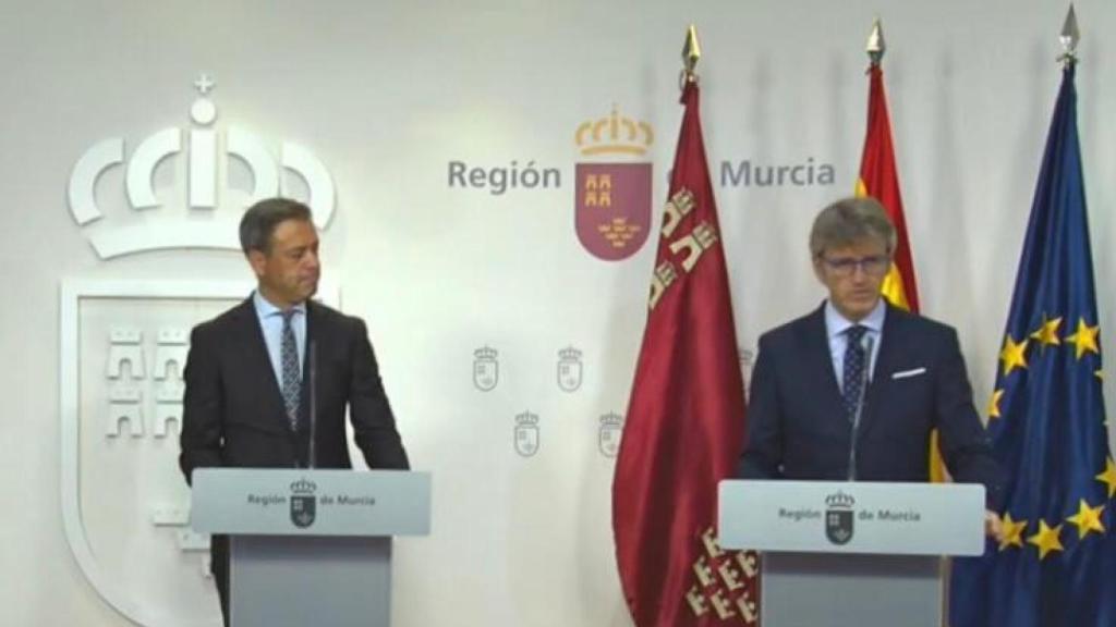 El consejero de Presidencia, Marcos Ortuño, y el consejero de Hacienda, Luis Marín, este jueves, en la rueda de prensa del Consejo de Gobierno.