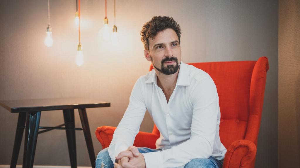 Brett Scott, ex agente de bolsa, antropólogo económico y activista financiero, en la sede de Penguin Random House en Madrid.