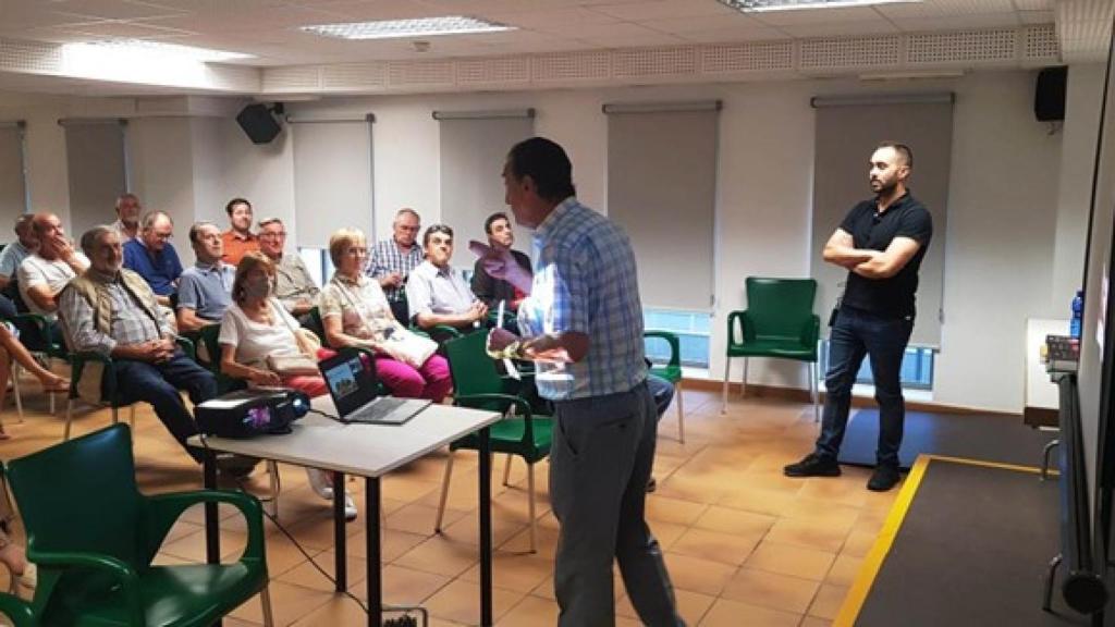Aurelio García (AVM) presentando a César Lomas en el acto de “Las setas en la cocina” en el centro cultural “Juan de Austria”.