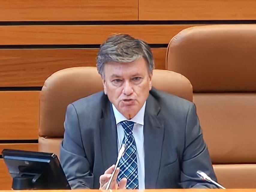 El vicepresidente de las Cortes, Francisco Vázquez, en el momento en el que suspendió el pleno de este miércoles.