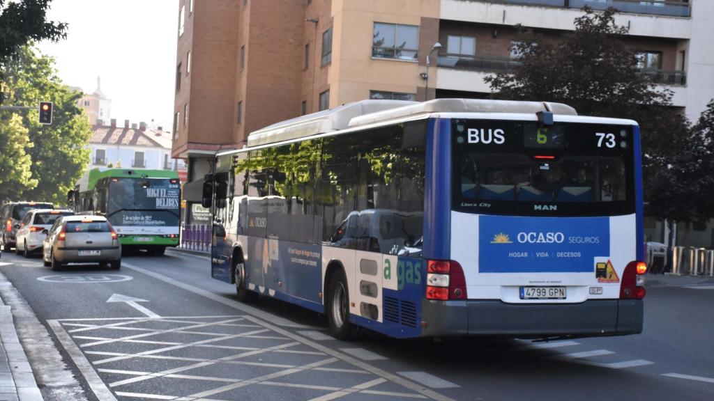 Un autobús urbano en Valladolid en el Día Sin Coche
