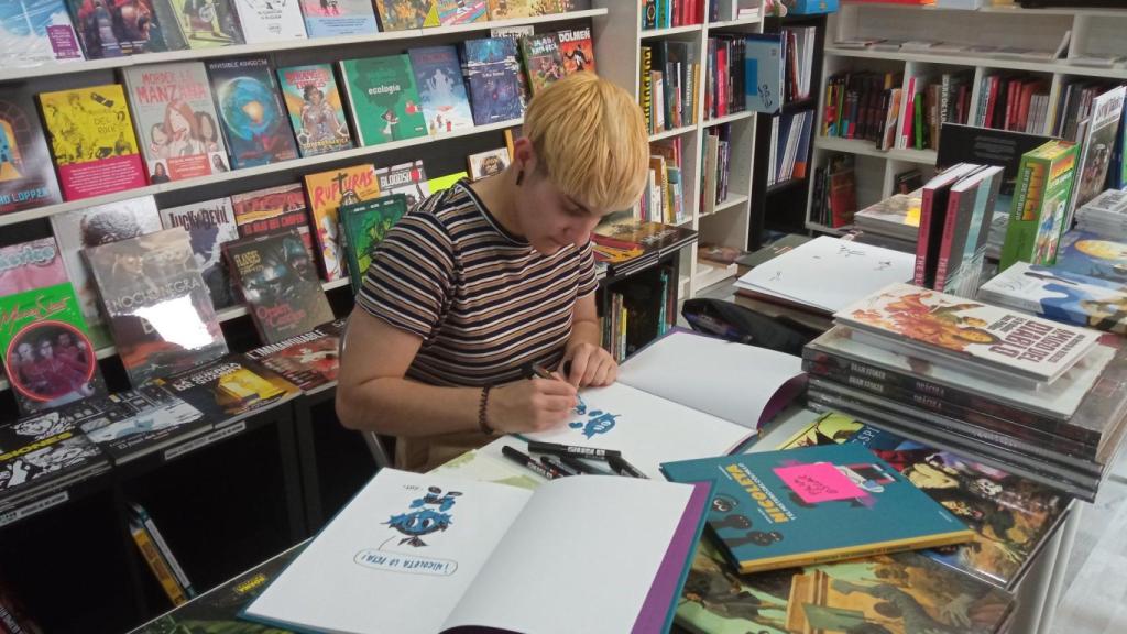 Rut Pedreño Criado en la firma de uno de sus cómics anteriores.