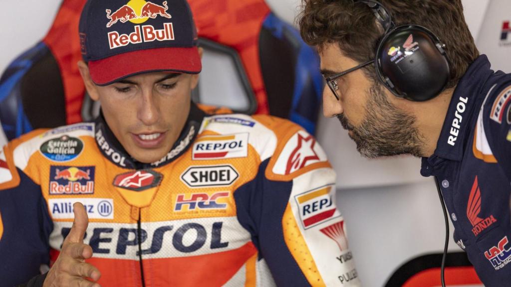 El piloto Marc Márquez dentro del garaje de su equipo en MotorLand Aragón