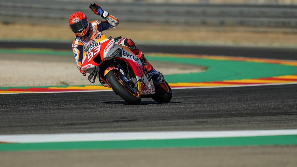 Marc Márquez saluda el público en el circuito de MotorLand Aragón