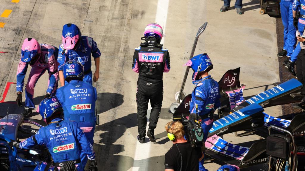 Fernando Alonso en el pit lane de Monza tras abandonar