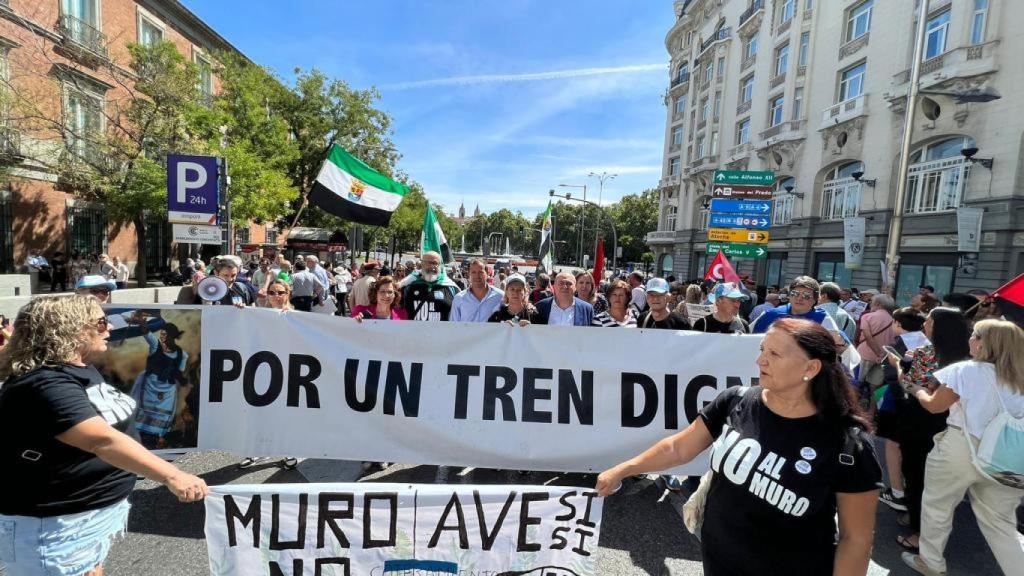 Carmen Riolobos y Vicente Tirado en la manifestación del pasado 8 de septiembre frente al Congreso para reclamar un tren digno.