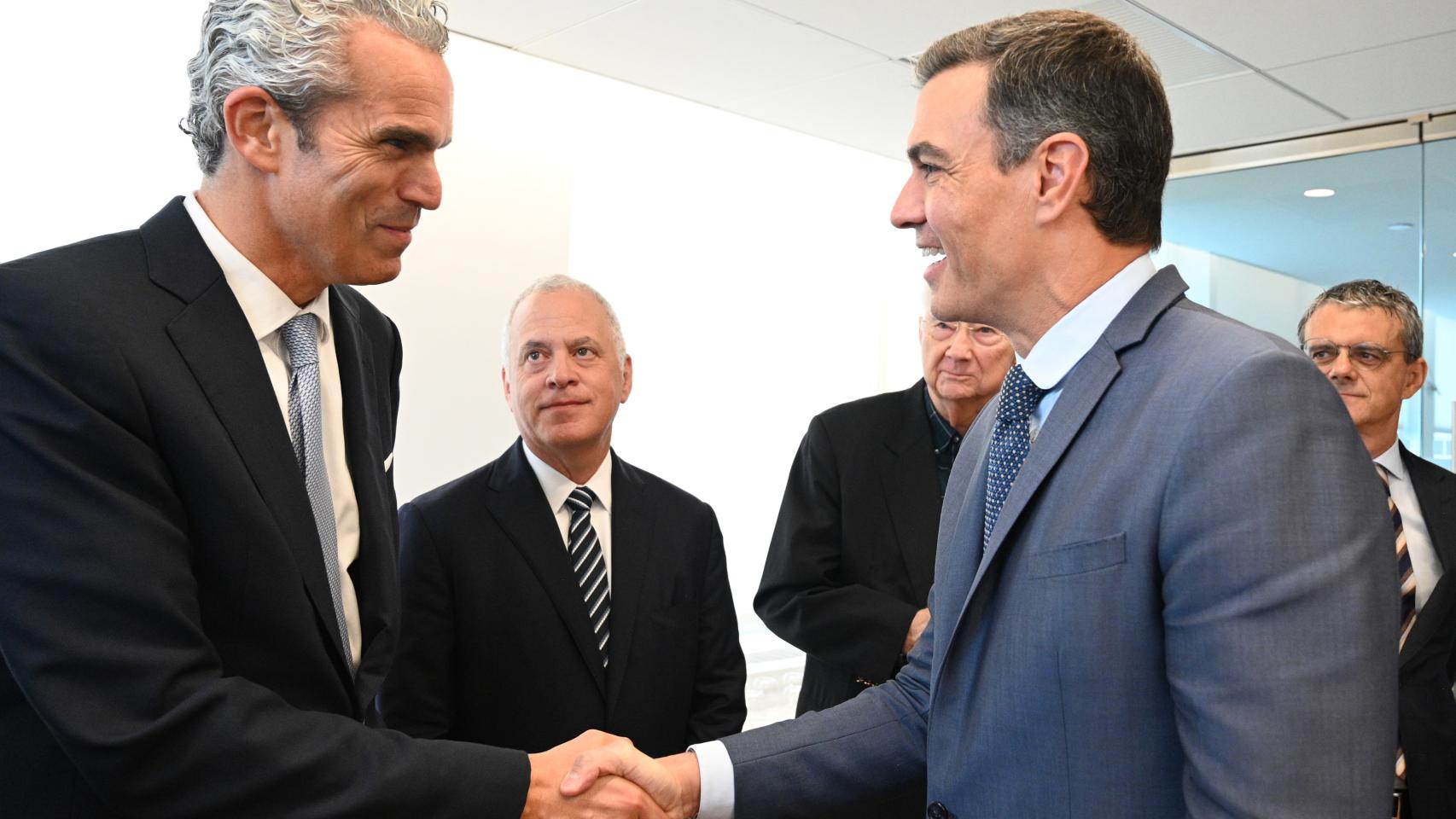 Pedro Sánchez saluda a un grupo de inversores de Wall Street con los que ha desayunado en Nueva York.