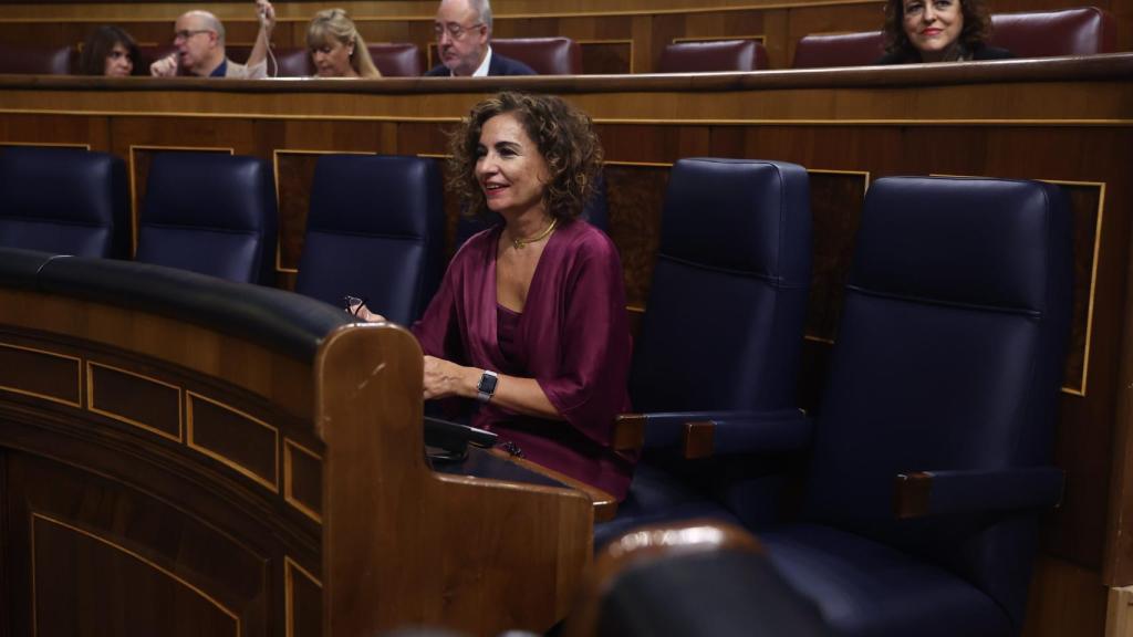 La ministra de Hacienda, María Jesús Montero, durante una sesión plenaria, en el Congreso de los Diputados