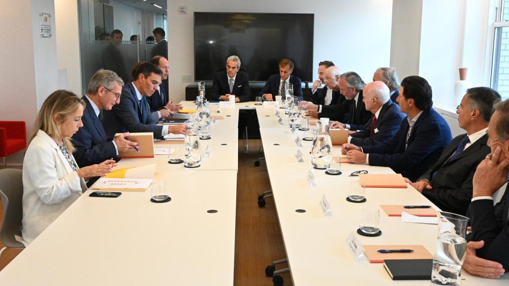 El presidente del Gobierno, Pedro Sánchez, junto a varios responsables de fondos en una reunión en Nueva York.