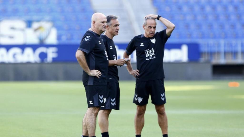 Pepe Mel, Nacho Pérez y Enrique Ruiz en el primer entrenamiento de Mel como técnico del Málaga CF.