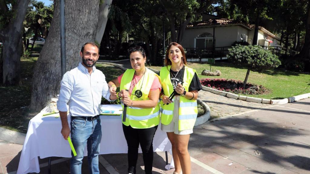 El concejal de Marbella Enrique Rodríguez, en la mesa informativa.