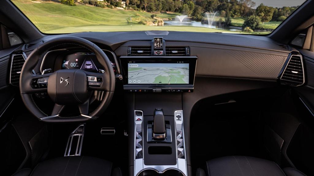 La pantalla central es de 12 pulgadas y presenta pequeños cambios.