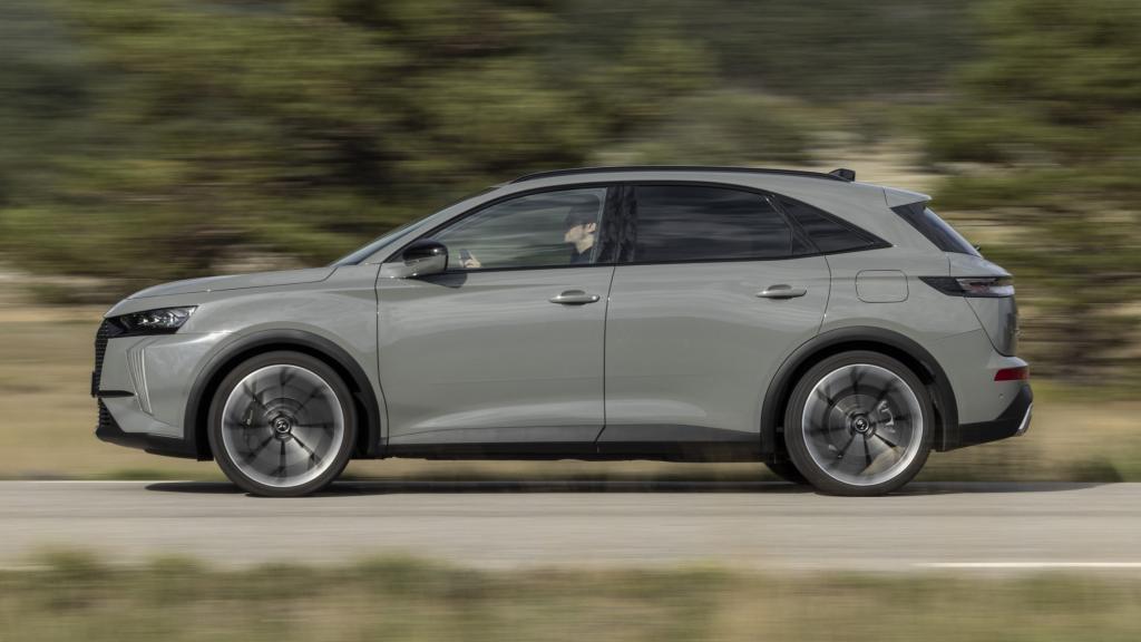 El DS7 mide 4,59 metros de largo y pertenece al segmento C-SUV.