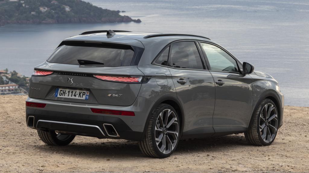Las nuevas luces traseras LED tienen un efecto de escala que subrayan el carácter  del DS7.