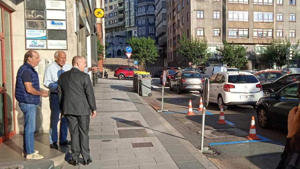 Miguel Lorenzo visita la plaza de A Palloza en A Coruña.