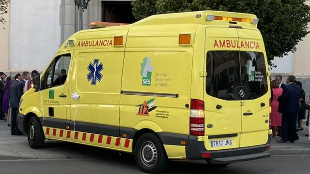 La ambulancia a la puerta de la iglesia en Badajoz.
