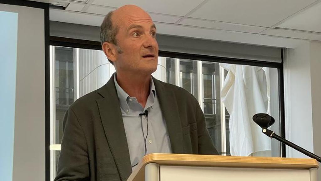 Alfonso González interviniendo en la presentación.