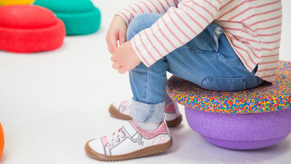 Un niña con el calzado de Zapato Feroz.