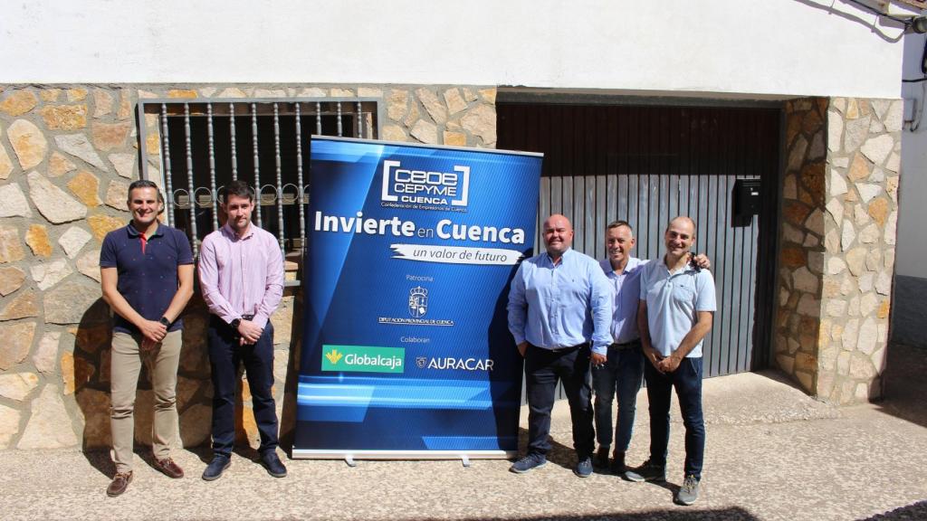 Los socios de Forest Bank a las puertas del garaje de Torrecilla (Cuenca) que utilizan como sede de la empresa.