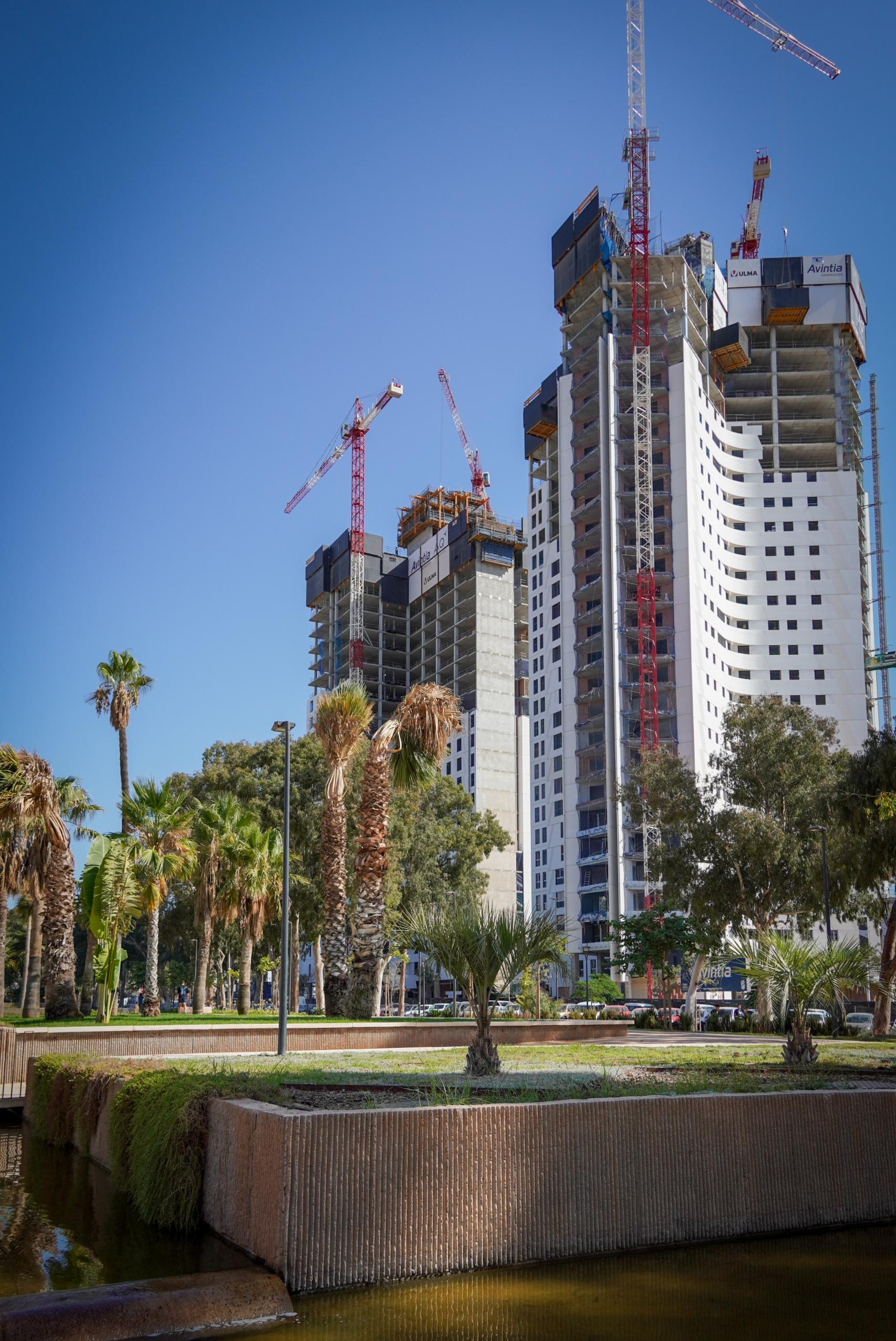 Imagen de la construcción de las torres de 30 plantas en Martiricos.