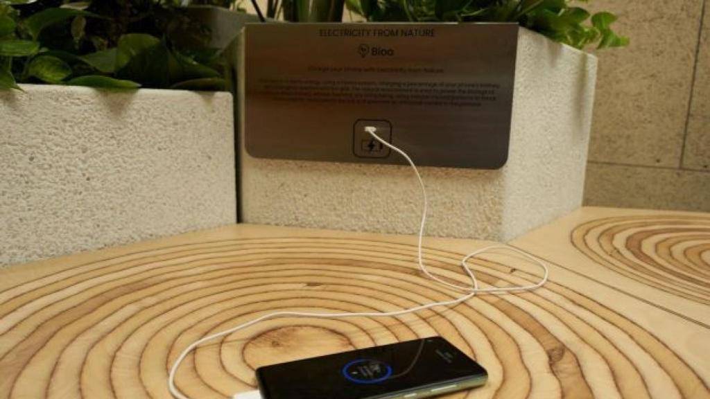 Sistema híbrido que permite recargar el teléfono móvil de la naturaleza. Oficinas de Sanitas.