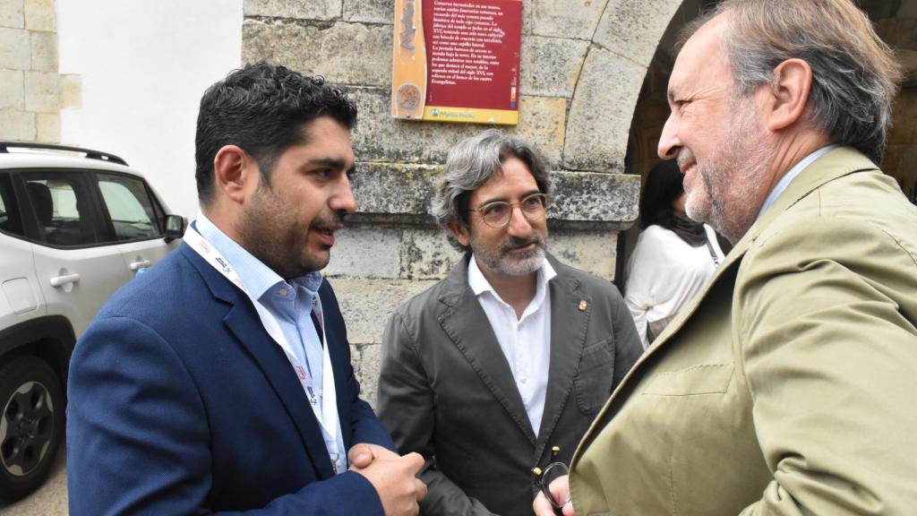 Diego Piñeiro (izquierda) hablando con Ángel González