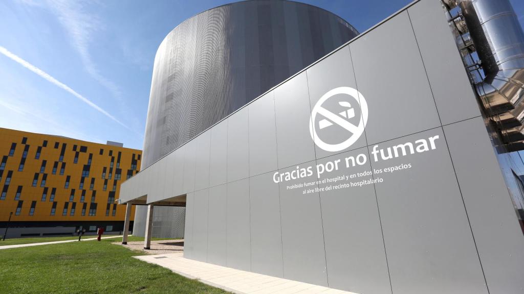 Uno de los rótulos advirtiendo de la prohibición de fumar.