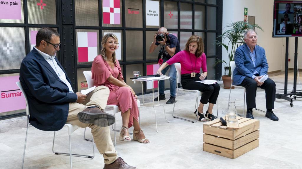 Yolanda Díaz junto a parte del equipo de 'Sumar'.