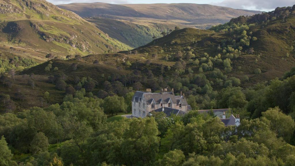 Vista del alojamiento principal de la reserva, Alladale Lodge, en el corazón de los highlands