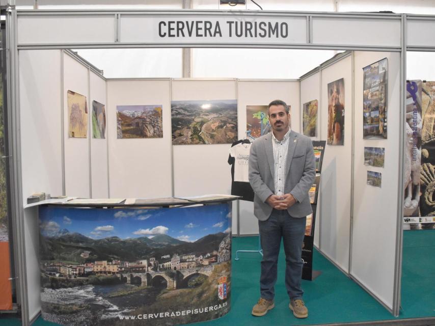 Jorge Ibáñez, alcalde de Cervera de Pisuerga en el stand del municipio