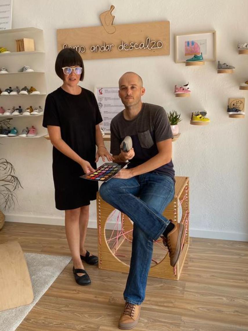 Laura García y Héctor Nebot, posando junto al calzado de Zapato Feroz.