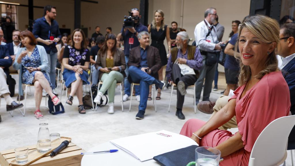 La vicepresidenta segunda del Gobierno, Yolanda Díaz, posa mientras presenta a los equipos de trabajo de Sumar, este viernes, en Madrid.