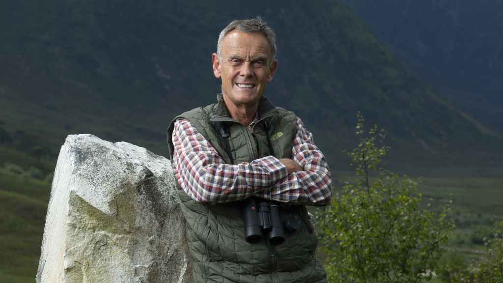 Paul Lister sonríe durante una sesión de fotos en Alladale Wilderness