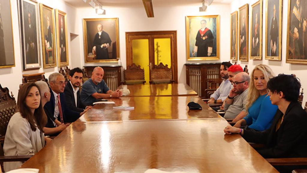 El rector de la Universidad de Salamanca mantiene una reunión de trabajo con la Comisión Permanente de la Federación Estatal de LGTBI+