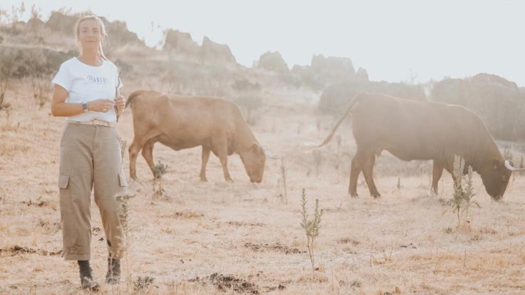 Beatriz Pablos junto a sus vacas.