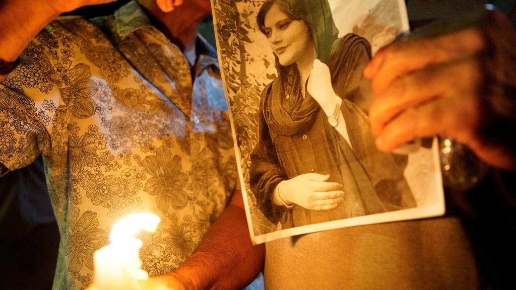 Una imagen de Zhina Mahsa Amini en una vigilia en Los Ángeles, California.