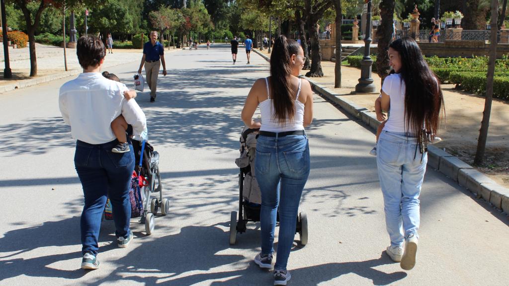 Ingrid, Irene y Noelia paseando a los pequeños.