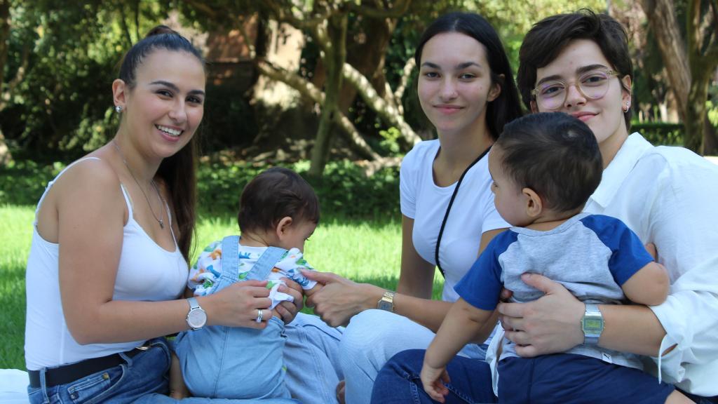 A la derecha Ingrid, en el centro Irene y a la izquierda Noelia, junto a los niños.