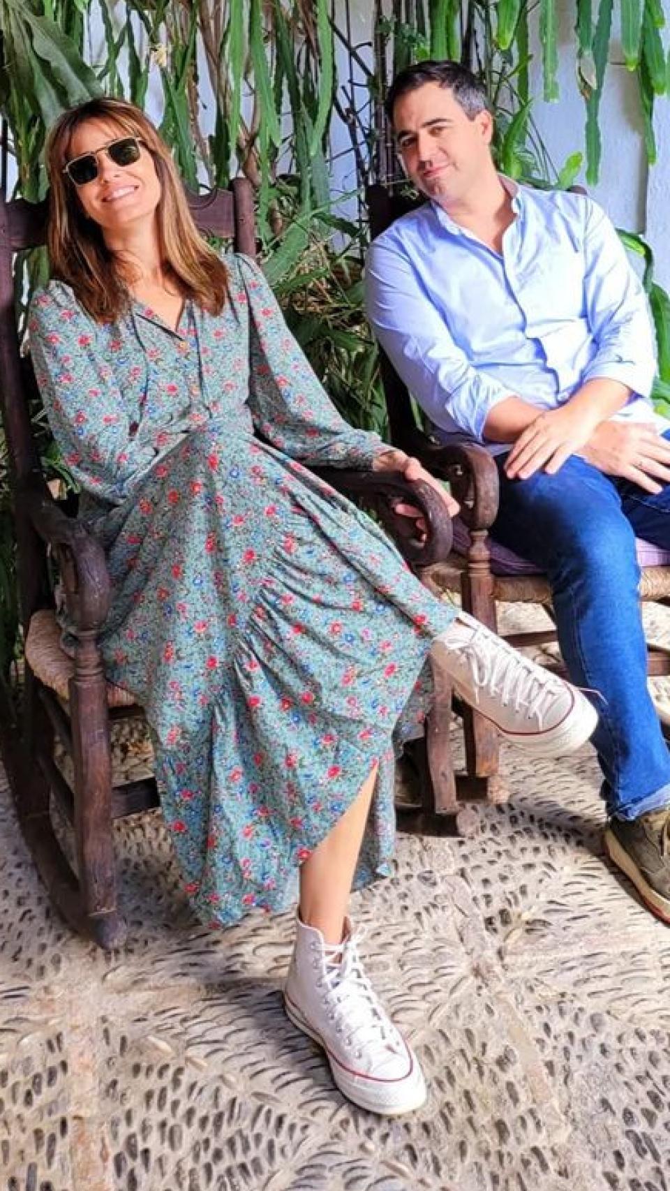 La presentadora junto a su marido, Álex Cruz, en una imagen de sus redes sociales.