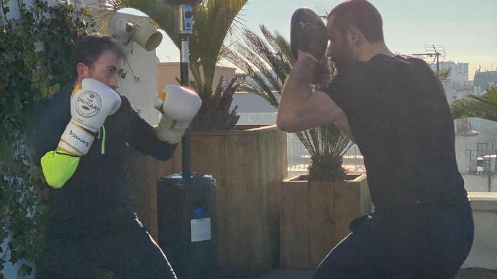 Pablo Motos haciendo boxeo.
