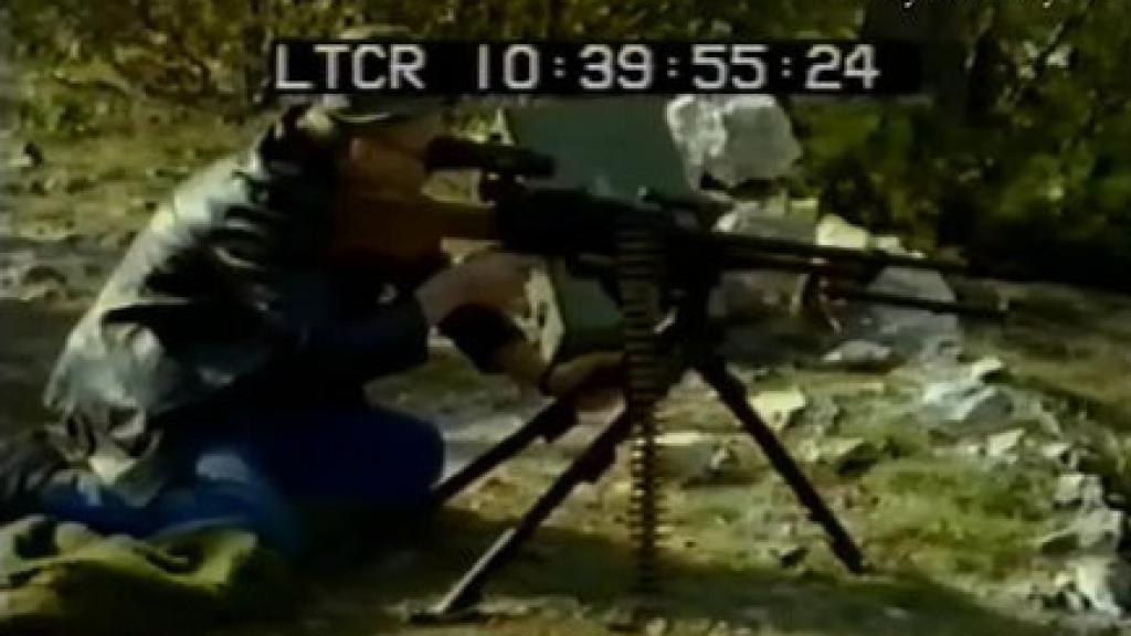 Fotograma de un hombre vestido de civil disparando desde posiciones serbias durante el cerco de Sarajevo.