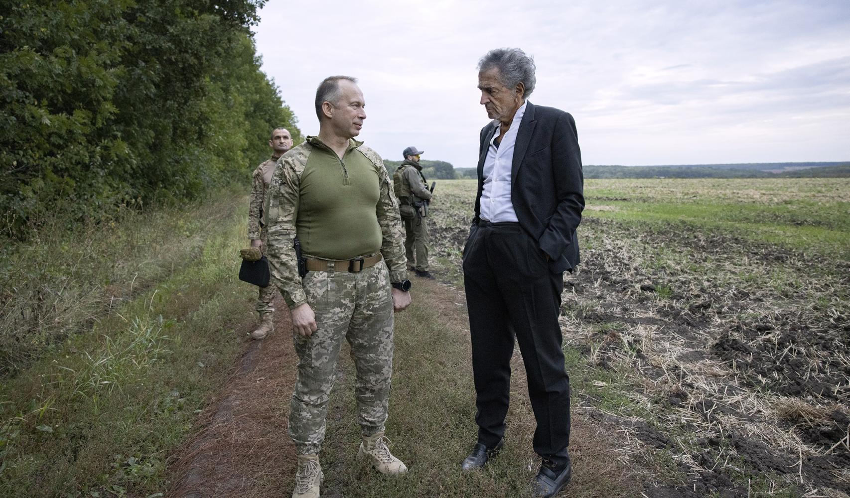 BHL y el general ucraniano Oleksandr Syrskyi, uno de los militares que concibió la contraofensiva en el Este, cerca de Balakliia.