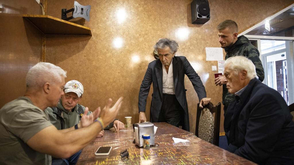 Levyt junto a Gilles Hertzog (derecha) y Andrew Milburn (izquierda), el líder del grupo Mozart, encargado de la evacuación de civiles en peligro, cerca de Bakhmut.