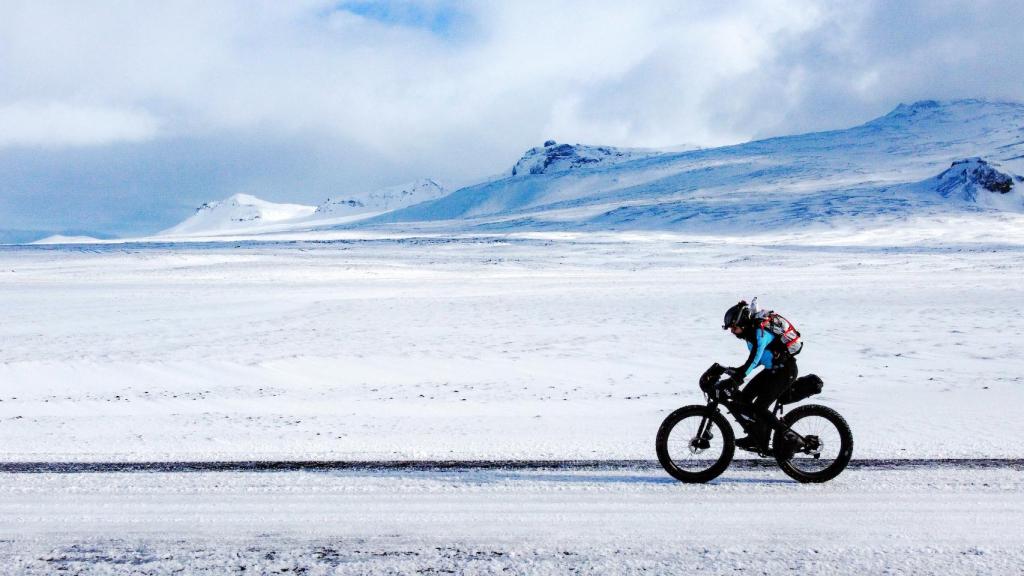 Omar di Felice durante uno de sus retos en Islandia
