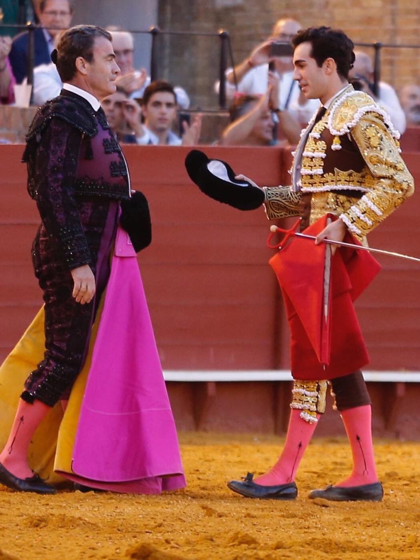 Tomás Rufo le brinda un toro a José Antonio Carretero en su despedida en Sevilla.