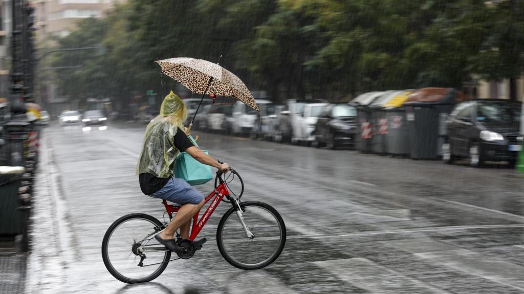 Las lluvias acompañarán el fin de semana, en la imagen el pasado domingo en Valencia.