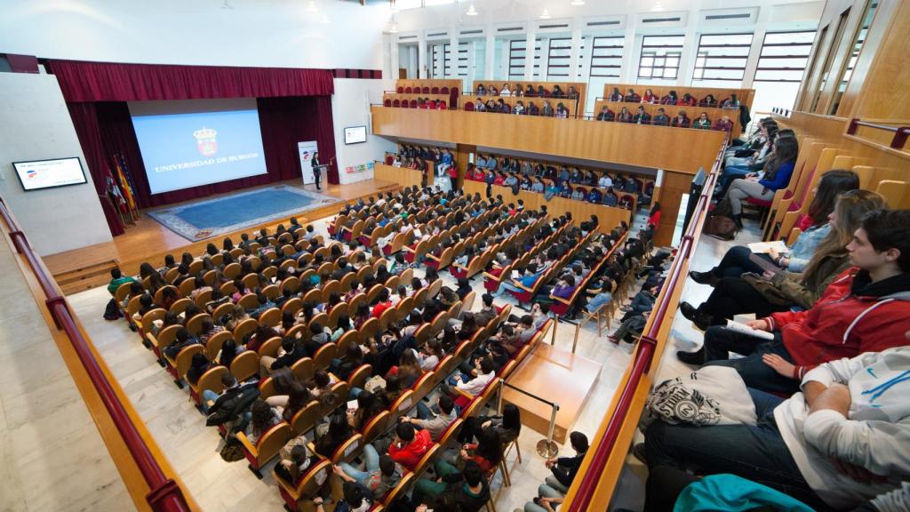 Imagen de archivo de un acto en el Aula Magna de la Universidad de Burgos.
